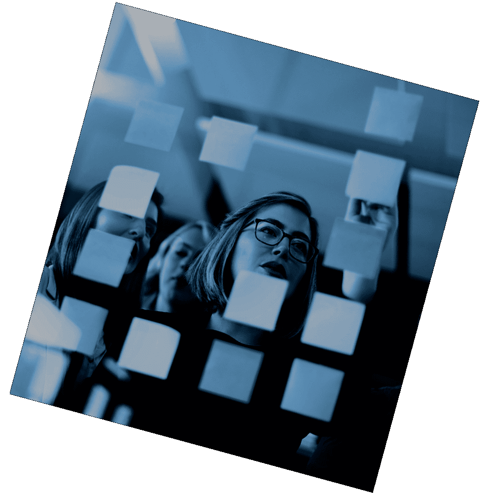 Una mujer revisa un papel con cuadros.